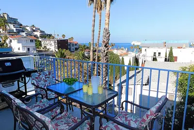 Image de Confortable 2 chambres, vue sur l'océan, à 2 pâtés de maisons de l'eau, récemment rénové, terrasse, barbecue, wifi.