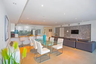 Image de Condo spacieux et confortable avec vue sur l'océan et d'excellentes commodités, près de la ville et des plages!