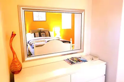 Image de Luxueux Sunny 1BedBath, belle vue sur la colline depuis la chambre et vue sur la baie depuis l'arrière-cour