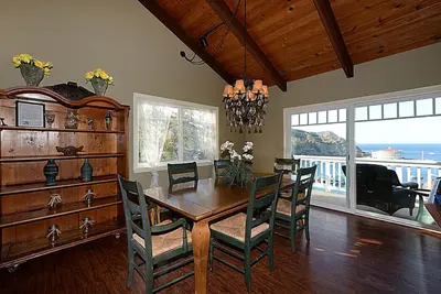 Image de Chalet à flanc de colline avec vue imprenable sur le port, Chariot De Golf, WiFi