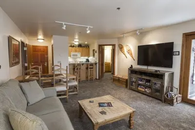 Image de Condo de luxe avec 2 chambres et 2 salles de bain.
