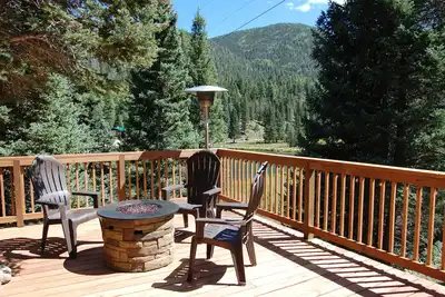 Image de Sous Une Nouvelle Gestion: Une beauté paisible nichée dans les montagnes
