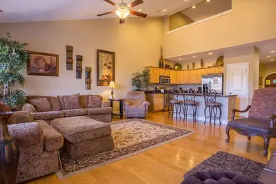 Image de Incroyable villa Italienne de 3 chambres et 2 salles de bains située à Branson Creek!