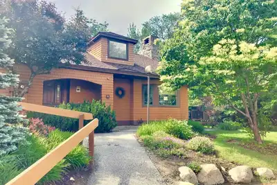 Image de Maison de ville confortable en bordure de piste avec grand patio et cour privée; marchez vers les pentes, navette vers n’importe où dans Bretton Woods! Livraison D'ÉPICERIE Disponible!