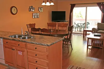 Image de Joli condo 2 chambres, balcon privé, voiturette de golf, piscine commune et jacuzzi