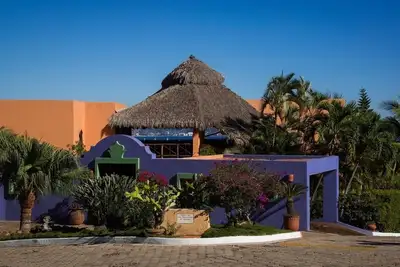 Image de Charming 4br La Punta Villa surplombant la baie de Manzanillo avec piscine à débordement
