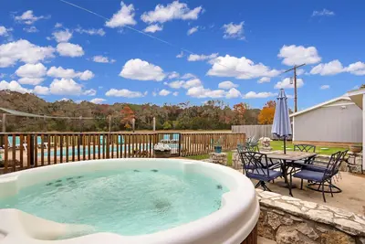 Image de Superbe maison récemment rénovée de 4 chambres avec piscine et bain à remous