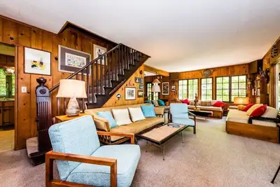Image de Forested Hilltop Home perché au-dessus du lac Michigan avec plage privée!