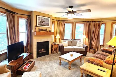 Image de Condo de luxe avec 3 chambres et 3 salles de bain.