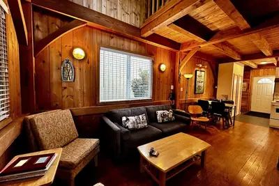 Offrant une véritable expérience de la côte ouest dans ce chalet au bord de l'eau! 5 personnes