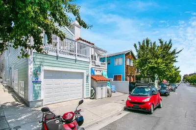 Image de Triplex Unit B, Upper Leve, 2. 5 blocs à la plage + Wifi,