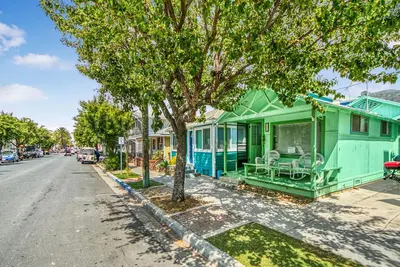 Image de Charme, Cozy Beach Cottage, véranda, 2 blocs de la plage, Wifi