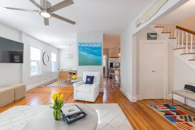 Image de Waypoint-Downtown Newport-Beautiful 4Beds, 3 Baths w / 2 places de parking