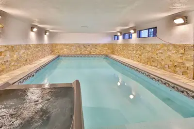 Image de Chasseur de ski, piscine intérieure et sauna. 2 miles aux pistes