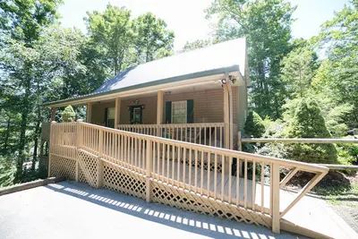 Cette belle cabane en rondins est une famille parfaite dans les Smoky Mountains