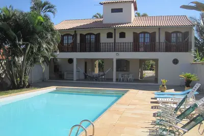 Image de Maison avec espace de loisirs et terrain de volley - 4 suites!