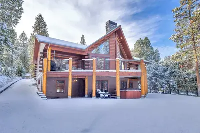 Image de 17166 Crane Drive est une maison en rondins construite sur mesure sur la rivière Big Deschutes.