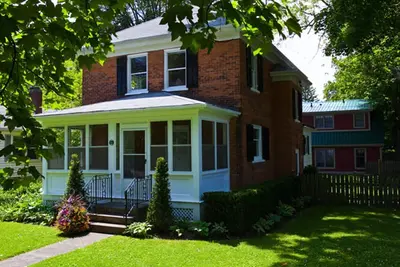 Image de Près de Queen St, Great Front Veranda, patio arrière avec barbecue / grill. Wifi gratuit.