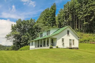 Image de Country Classic-Farmhouse & 180 Acres On River - Réservez des vacances d'automne dès aujourd'hui!