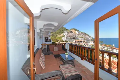 Image de Villa luxueuse avec vues spectaculaires, cheminée, balcon privé romantique