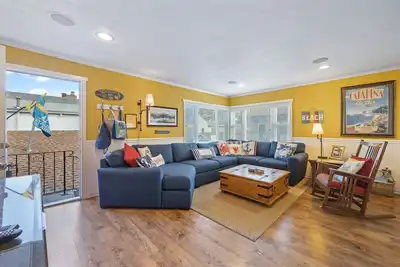 Image de Spacieux, rénové, duplex de niveau supérieur coloré, rue calme, Wifi