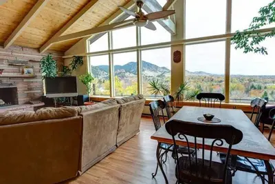 Image de Maison de luxe dans un emplacement privilégié du centre-ville: vue sur les montagnes Rocheuses