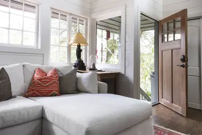 Image de Adirondack Cottage: Designer Artists Studio, Walk To Town, Pet Friendly