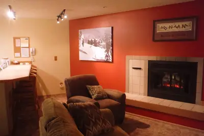 Image de Condo bien aménagé avec une chambre et une salle de bain