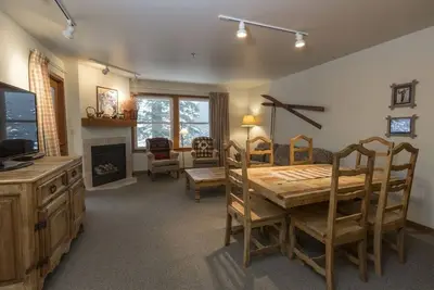 Image de Condo de luxe avec 2 chambres et 2 salles de bain.