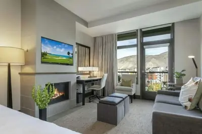 Image de Platinum Studio, 4 personnes, accès ski in / out, Vista Mtn View, service de voiturier ski / chaussures, spa