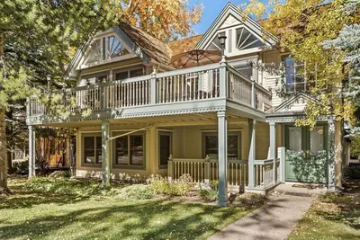 Image de Spacieux Aspen Home avec bain à remous privé et salle de billard
