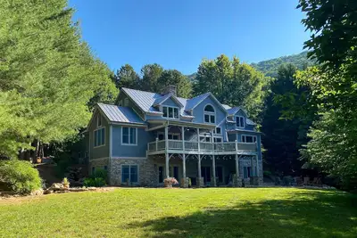 Image de Pine Hollow - une maison à ossature bois de luxe avec Asheville w / Hot Tub mariages, plus - génial!