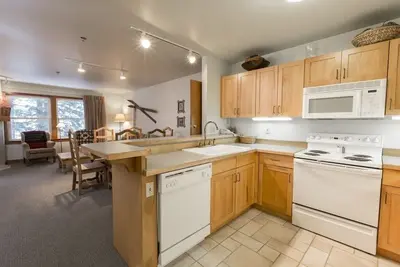 Image de Condo de luxe avec une chambre et une salle de bain.