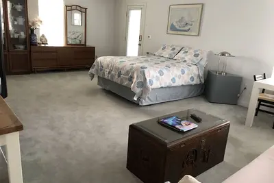 Image de Grand studio près de la plage avec entrée et parking près de Silver Sands St Park