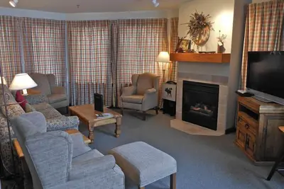 Image de Condo de luxe avec 3 chambres et 3 salles de bain.