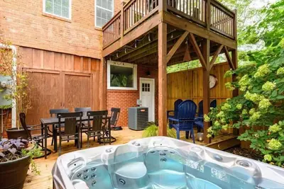 Image de Saluda Proper-Downtown Saluda;. Centre-ville contemporain Mountain Luxury, Hot Tub & Tiec