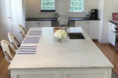 Image de Charmeur de ville 5 étoiles avec concept ouvert et bains mis à jour, près du port