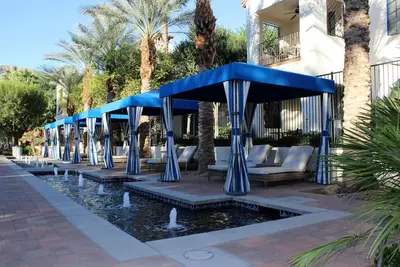 Image de Romantique 1 lit / 1 salle de bain, avec cheminée, kit, salon / salle à manger, patio privé