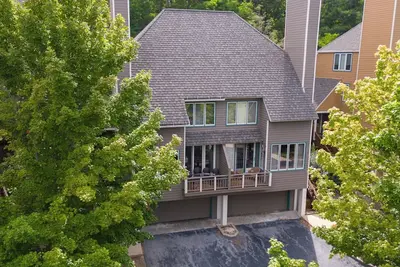 Image de Wintergreen Resort Accueil, @ sommet de la montagne avec la navette d'accès aux remontées mécaniques