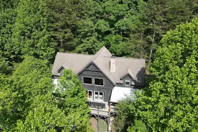 Image de Montagne Haven - un luxe Asheville ossature bois Cabin W / spa! Salle de jeux
