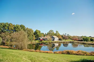 Image de Maison pour 10 personnes située dans un domaine rural spectaculaire avec court de tennis et spa