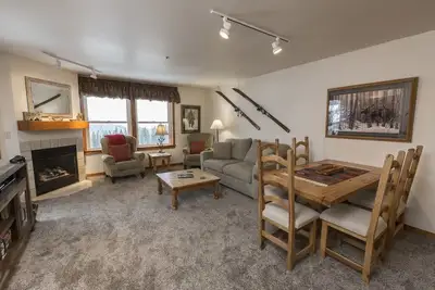 Image de Condo de luxe avec une chambre et une salle de bain.