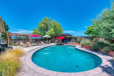 Image de Belle région viticole avec piscine et cuisine, salle de jeux Grange et vues!