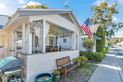 Image de Fairweather Cottage, 2 pâtés de maisons de la plage, joli porche, cheminée, Wifi