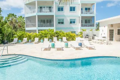 Image de Penthouse 4br, Seven Mile Beach (10 personnes) Vue sur l'océan depuis la terrasse sur le toit