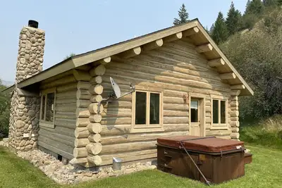 Image de Willow Cabin est notre cabine de lune de miel et a \"l'intimité de la fin de la route. \"