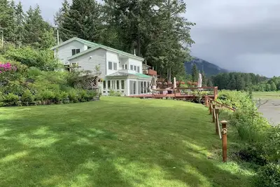 Image de Rare Gem direct sur le front de mer sur le canal Hood, les montagnes olympiques et la faune sous tous les angles