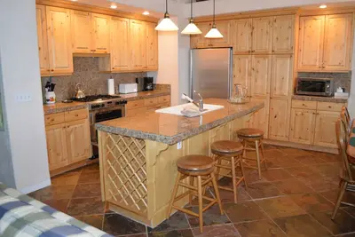 Image de Maison de ville de quatre chambres à West Ketchum avec bain à remous privé