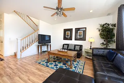 Image de Maison de ville moderne au coeur d'Avalon, Double Master Suites, ** Views **