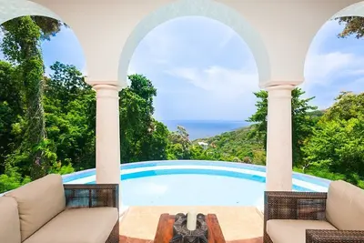 Image de Hilltop Home spectaculaire w / plage privée, montagne et vue sur la mer.